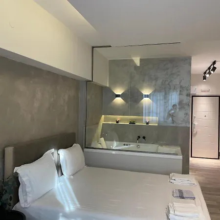 Jacuzzi Ladadika 公寓 *